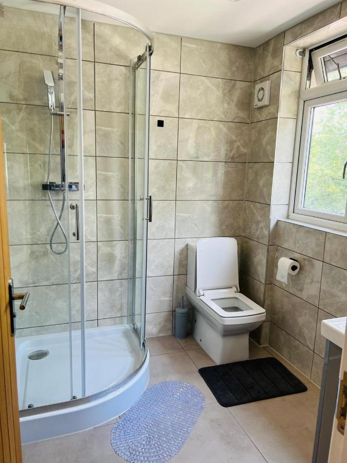 Indigo Suites Enfield Bagian luar foto